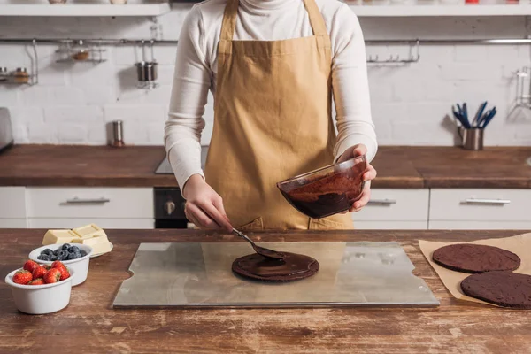 Metà sezione di donna in grembiule preparazione torta dolce gourmet in cucina — Foto stock