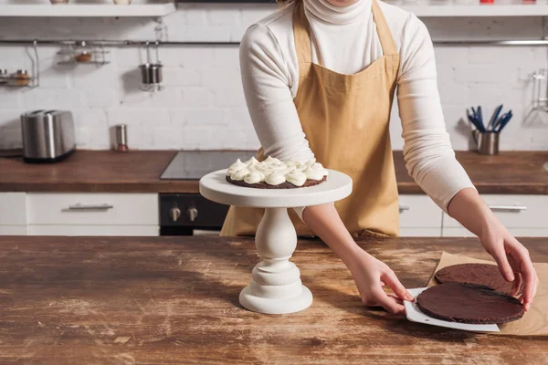 Частичный вид женщины в фартуке, готовящей вкусный пирог-вупи — стоковое фото