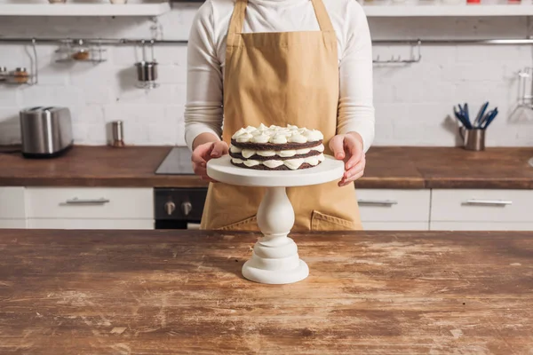 Corte tiro de mulher no avental preparando delicioso bolo de torta whoopie na cozinha — Fotografia de Stock