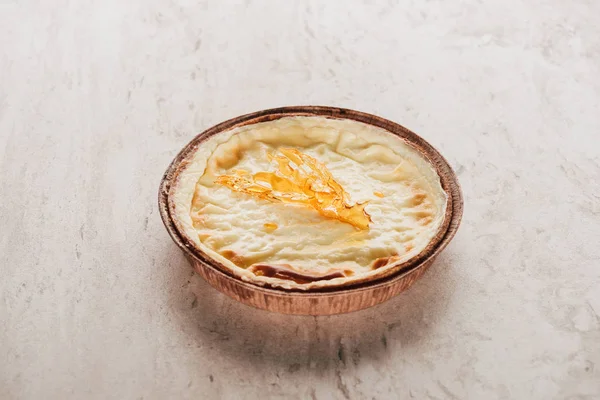 Delicioso bolo de flan doce com caramelo na superfície de mármore branco — Fotografia de Stock