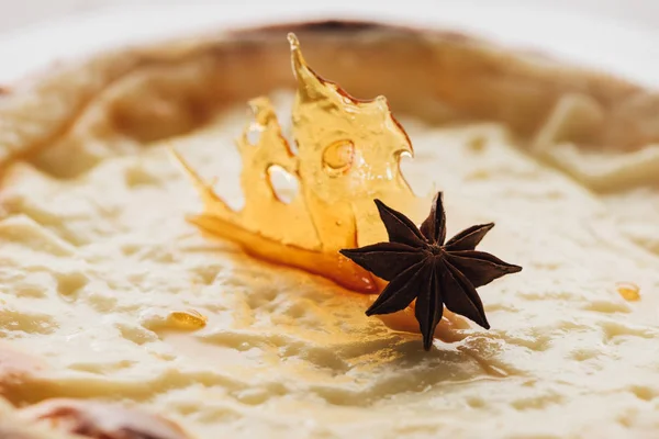 Vue rapprochée du caramel et de l'anis étoilé sur le délicieux gâteau au flan — Photo de stock