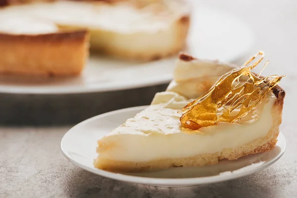 Vista de cerca del pedazo de delicioso pastel de flan con caramelo en el plato - foto de stock