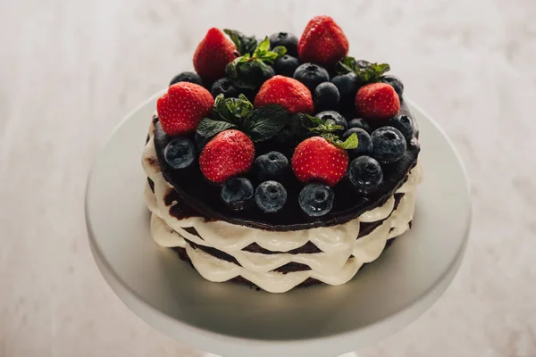 Blick aus der Vogelperspektive auf den hausgemachten Whisky-Kuchen mit frischen Blaubeeren und Erdbeeren — Stockfoto