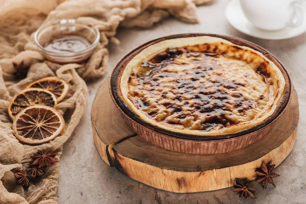 Vista close-up de delicioso bolo assado com anis estrelado e fatias cítricas — Fotografia de Stock