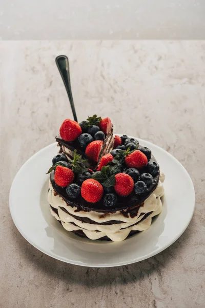 Delicioso bolo de torta whoopie com bagas na placa branca na mesa de mármore — Fotografia de Stock