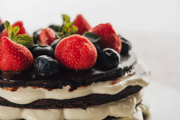 Vista de cerca de delicioso pastel de whoopie con bayas frescas - foto de stock