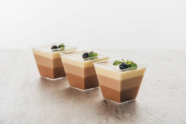 Délicieux desserts de mousse triple chocolat dans des verres — Photo de stock