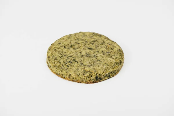 Vista ravvicinata di deliziosa torta fatta in casa isolata su bianco — Foto stock