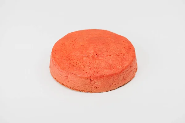 Vista de cerca de delicioso pastel casero rosa aislado en blanco - foto de stock