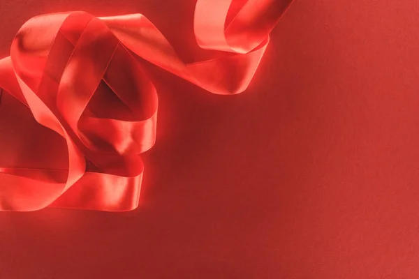 Vue du dessus du ruban rouge festif isolé sur le rouge, concept st Saint-Valentin — Photo de stock