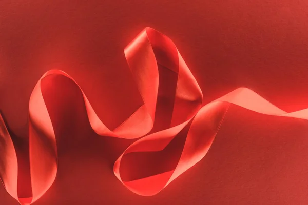 Blick von oben auf rotes Festband auf rotem Valentinstag-Konzept — Stockfoto