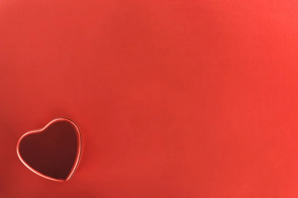 Vista dall'alto della scatola presente a forma di cuore isolato sul rosso, concetto di San Valentino — Foto stock