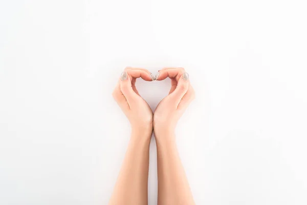 Обрезанный образ женщины, создающей символ сердца руками, концепция Дня Святого Валентина — стоковое фото