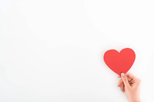 Abgeschnittene Aufnahme einer Frau mit rotem Herzsymbol, isoliert auf weißem Valentinstag-Konzept — Stockfoto