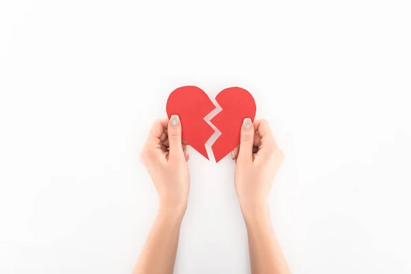 Visão parcial da mulher segurando vermelho coração partido símbolo isolado no branco, st dia dos namorados conceito — Fotografia de Stock