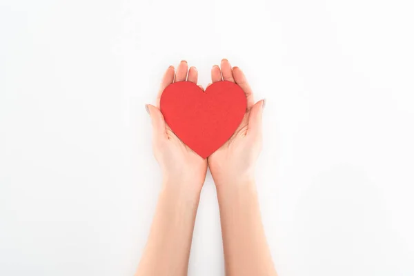 Teilansicht einer Frau mit rotem Herzsymbol, isoliert auf weißem Valentinstag-Konzept — Stock Photo