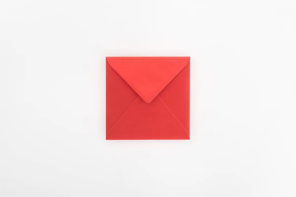 Plat posé avec enveloppe rouge isolé sur blanc, concept St Valentin — Photo de stock
