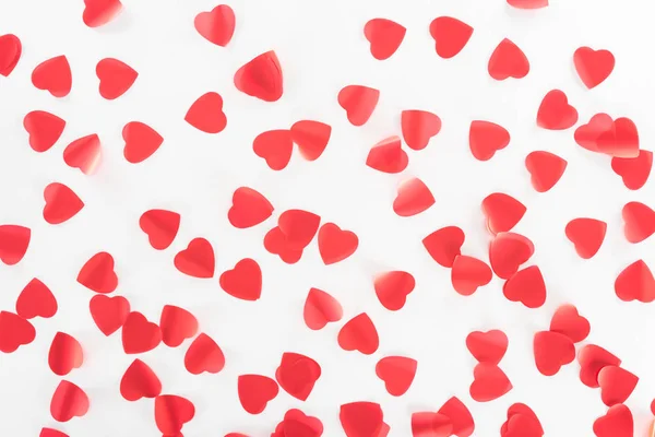 Вид зверху на символи червоного серця ізольовані на білому, концепція дня Святого Валентина — стокове фото