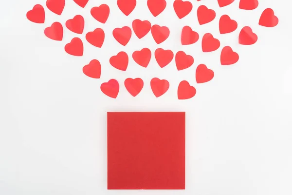 Deitado plano com símbolos cardíacos e envelope isolado em branco, st conceito dia dos namorados — Fotografia de Stock