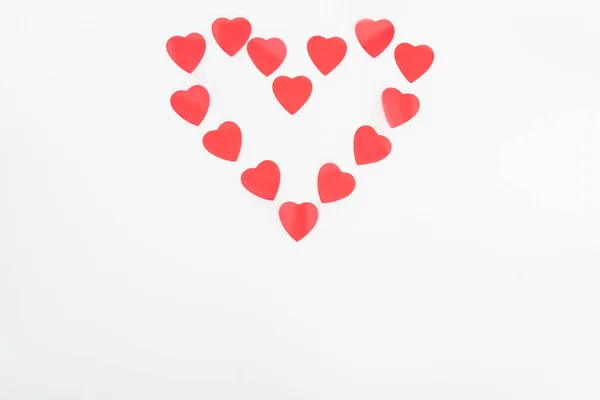 Plano con el corazón hecho de símbolos rojos del corazón aislado en blanco, San Valentín concepto de día - foto de stock