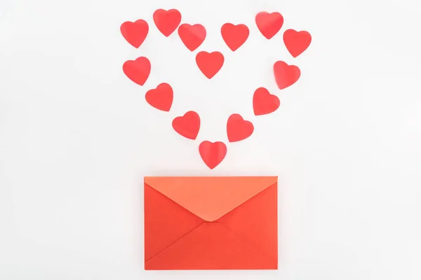 Підвищений вид серця з серця символів і червоний конверт ізольований на білому, концепція дня Святого Валентина — Stock Photo