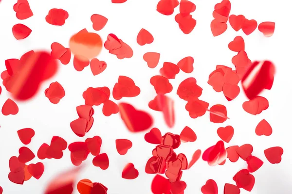 Enfoque selectivo de los símbolos del corazón rojo aislado en blanco, San Valentín concepto de día - foto de stock