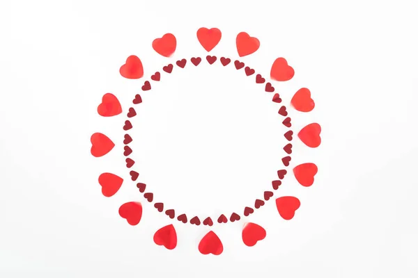 Vista desde arriba de círculos hechos de símbolos rojos del corazón aislados en blanco, San Valentín concepto de día - foto de stock