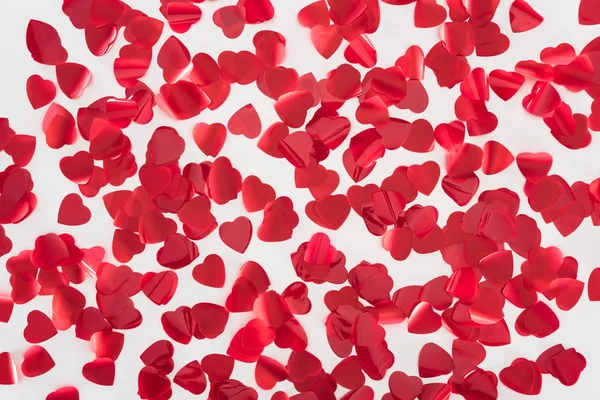 Vista superior de hermosos pétalos rojos en forma de corazón sobre fondo gris, concepto de día de San Valentín - foto de stock