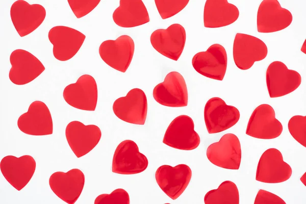 Вид зверху красиві декоративні червоні серця ізольовані на білому тлі — стокове фото