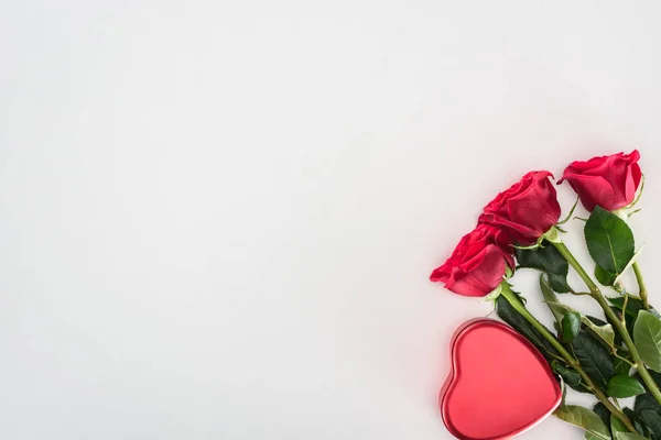 Bellissimo cuore rosso decorativo e teneri fiori di rosa isolati su sfondo grigio, concetto di giorno di San Valentino — Foto stock