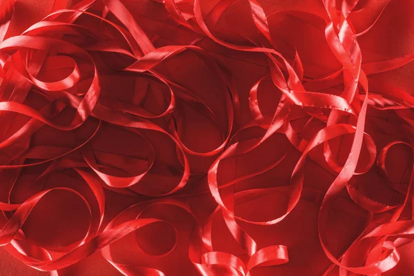 Nahaufnahme von dekorativen Bändern auf rotem Hintergrund, Valentinstag-Konzept — Stockfoto