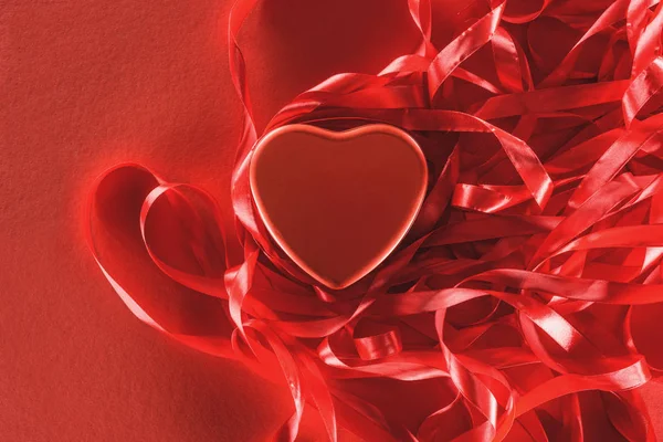 Vista de cerca del hermoso corazón rojo y cintas decorativas, fondo de día de San Valentín - foto de stock