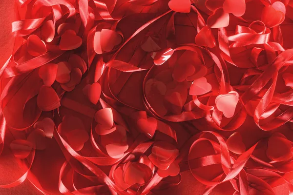 Hermosos corazones rojos decorativos y cintas, fondo del día de San Valentín - foto de stock
