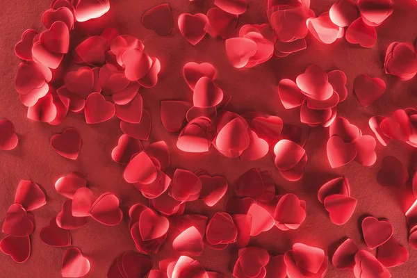 Schöne dekorative Herzen auf rotem Hintergrund, Valentinstag-Konzept — Stockfoto