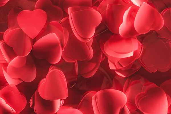 Vista de cerca de hermosos pétalos decorativos en forma de corazón rojo, fondo de día de San Valentín - foto de stock