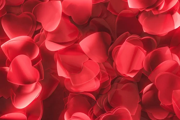 Bellissimi petali decorativi a forma di cuore rosso, sfondo giorno San Valentino — Foto stock