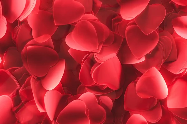 Vue rapprochée de pétales décoratifs romantiques en forme de coeur rouge, fond de la Saint-Valentin — Photo de stock