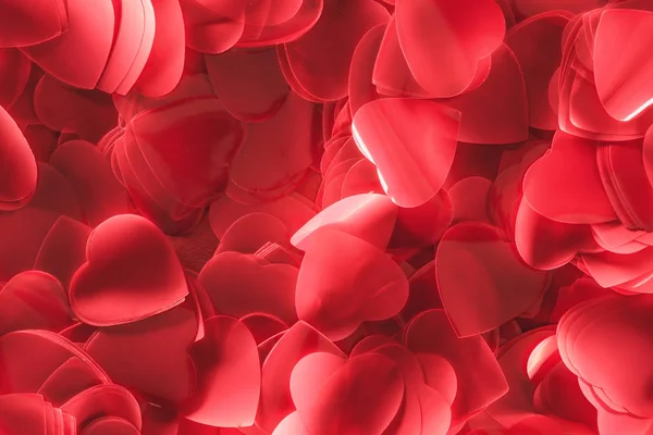 Vue rapprochée de beaux pétales décoratifs en forme de coeur rouge, fond de Saint-Valentin — Photo de stock