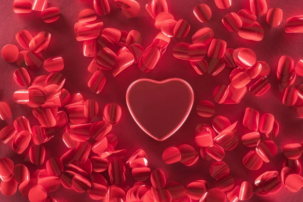 Vue du haut du coeur rouge et de beaux pétales décoratifs, fond de la Saint-Valentin — Photo de stock