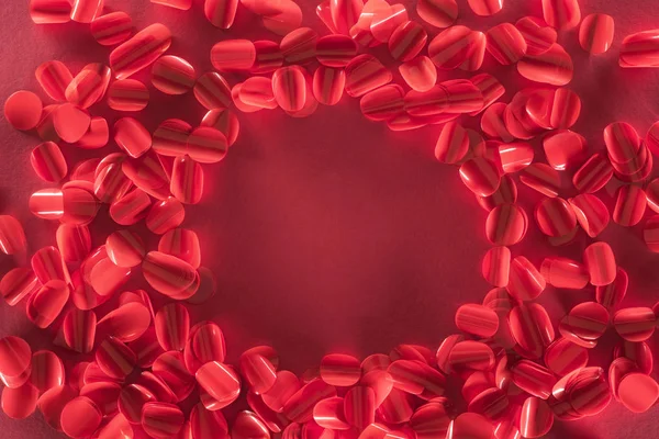 Cadre rond et beaux pétales rouges décoratifs, fond de Saint Valentin — Photo de stock