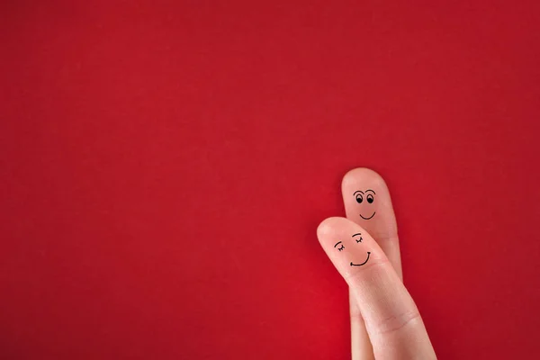 Dedos pintados fingindo casal feliz no amor abraçando. Conceito de dia dos namorados . — Fotografia de Stock