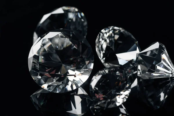 Primer plano de la colección de diamantes brillantes puros aislados en negro — Stock Photo