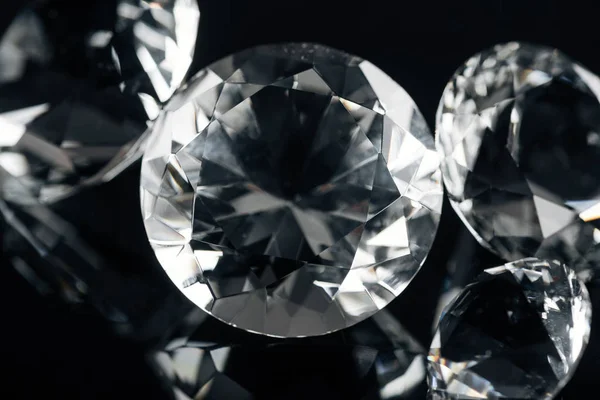 Colección de diamantes brillantes puros aislados en negro - foto de stock