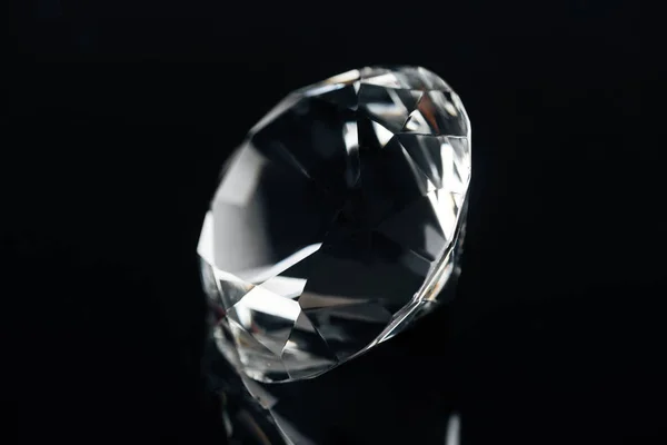 Diamant cher pur isolé sur noir — Photo de stock