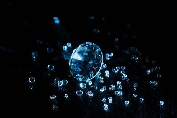 Grands et petits diamants transparents clairs isolés sur noir — Photo de stock