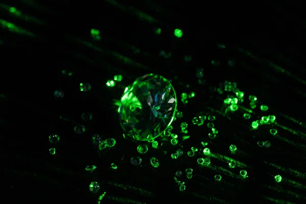 Coleção de diamantes com luz de néon verde brilhante no fundo escuro — Fotografia de Stock