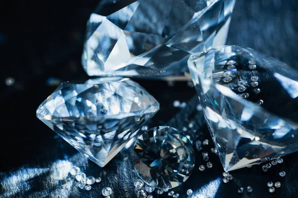Gros plan de diamants bleus purs sur fond noir — Photo de stock