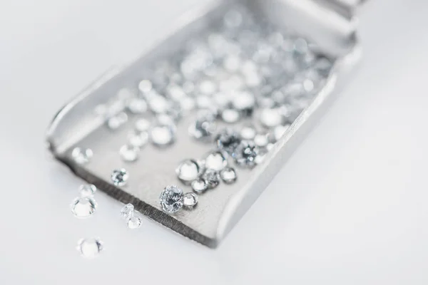Селективное фокусирование мелких алмазов на лопатке, выделенной на сером — Stock Photo