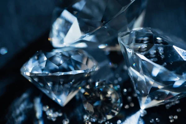 Gros plan de diamants purs transparents sur fond noir — Photo de stock
