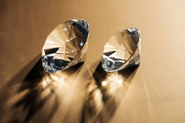 Diamants clairs étincelants sur fond doré — Photo de stock
